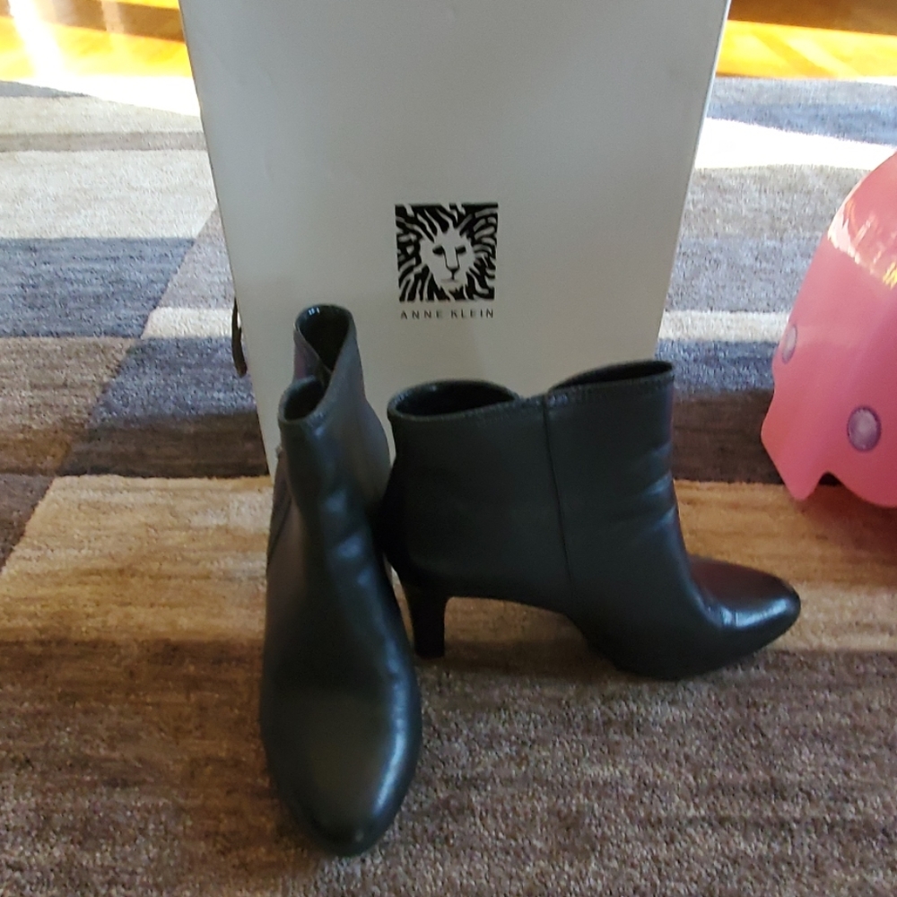 Anne Klein boot - Picture 2 of 2